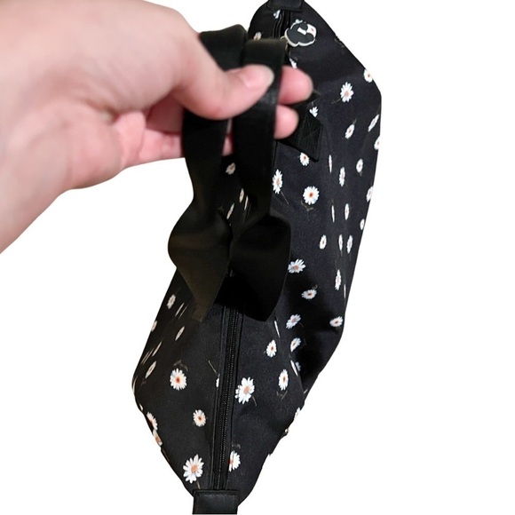 ALICE AND OLIVIA Daisy Print Overnighter Duffle Bag - Picture 5 of 13